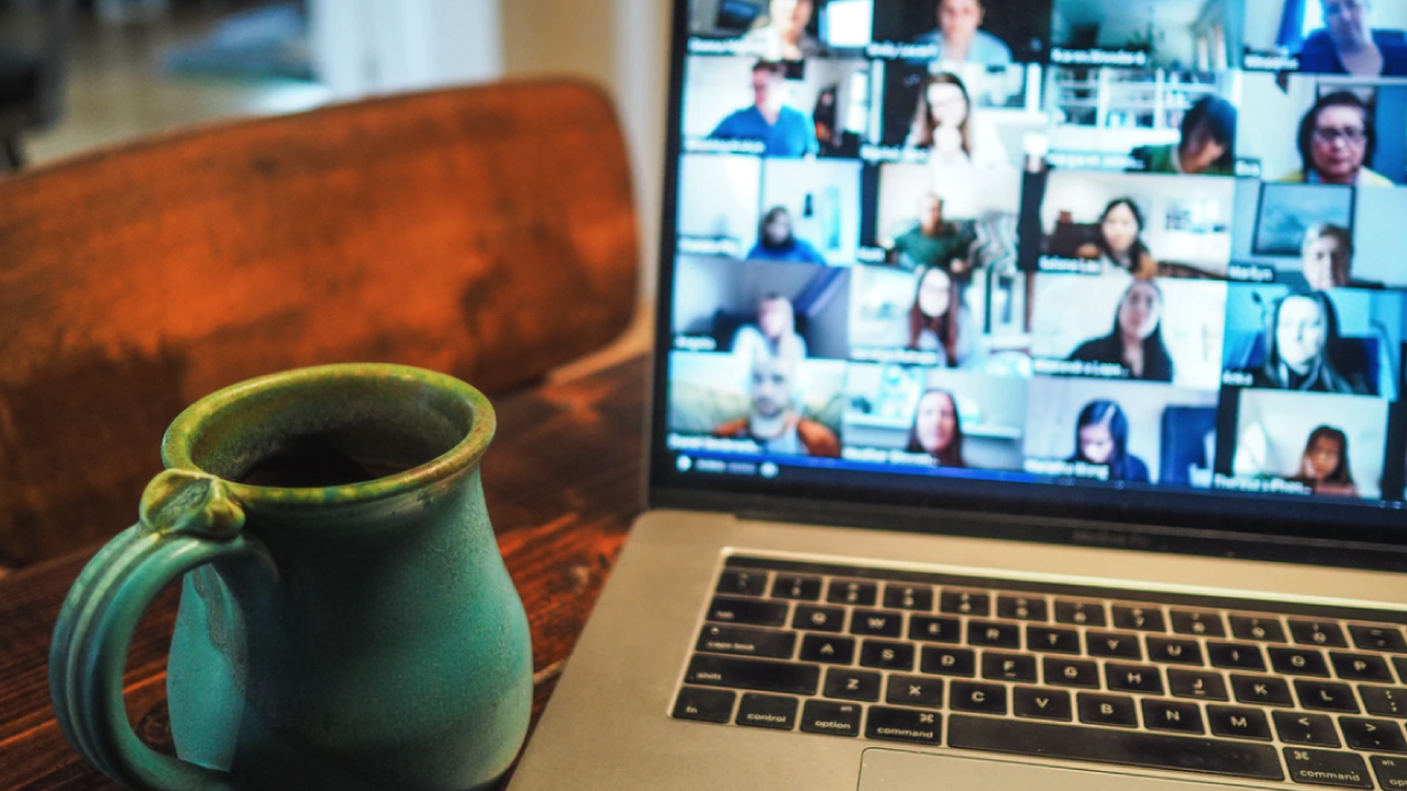 Engagez Un Humoriste Reconnu Pour Votre Party De Bureau Virtuel Guide Vacances